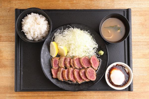 店内でいただく厚切りレア牛かつ膳